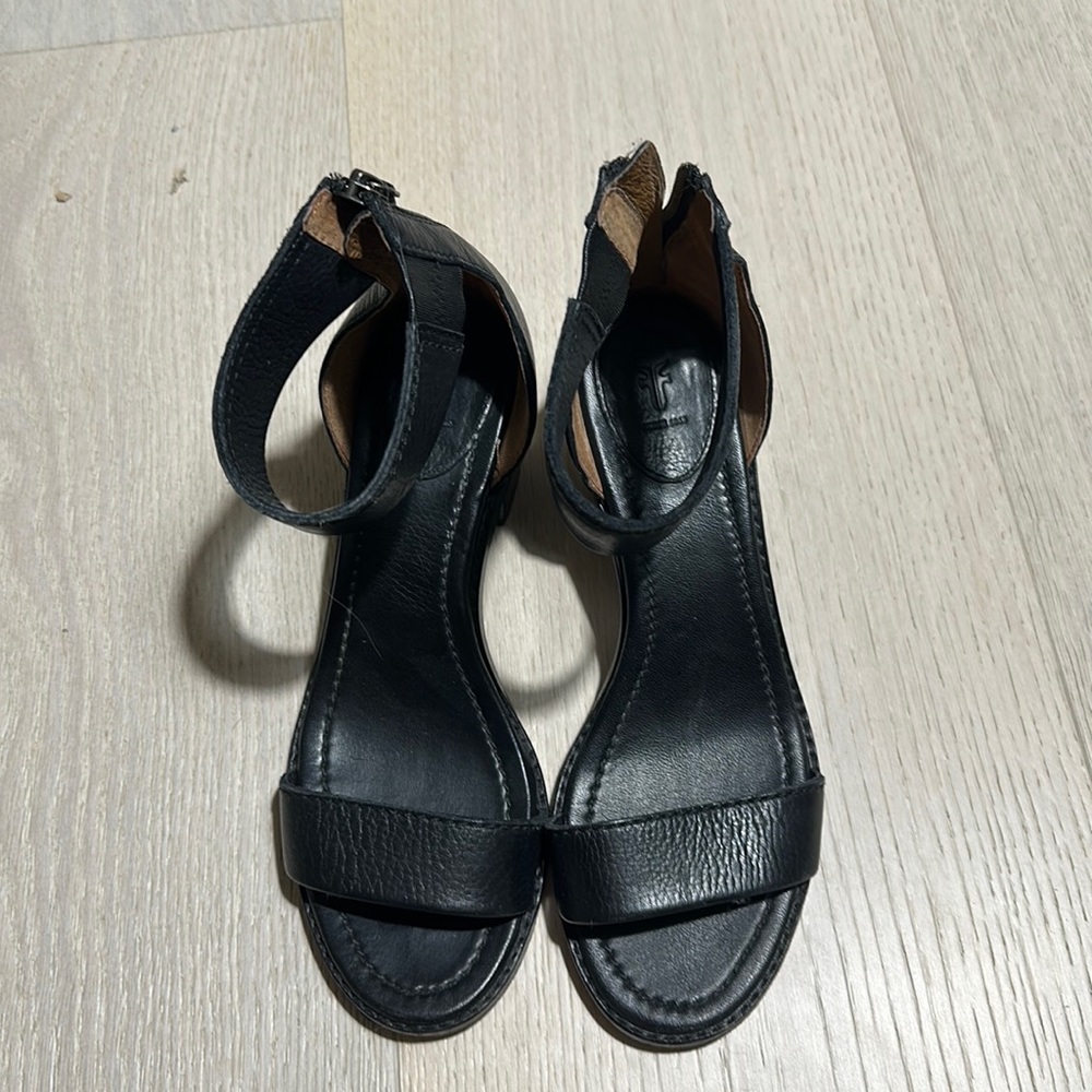 Frye Brielle Back Zip NWT